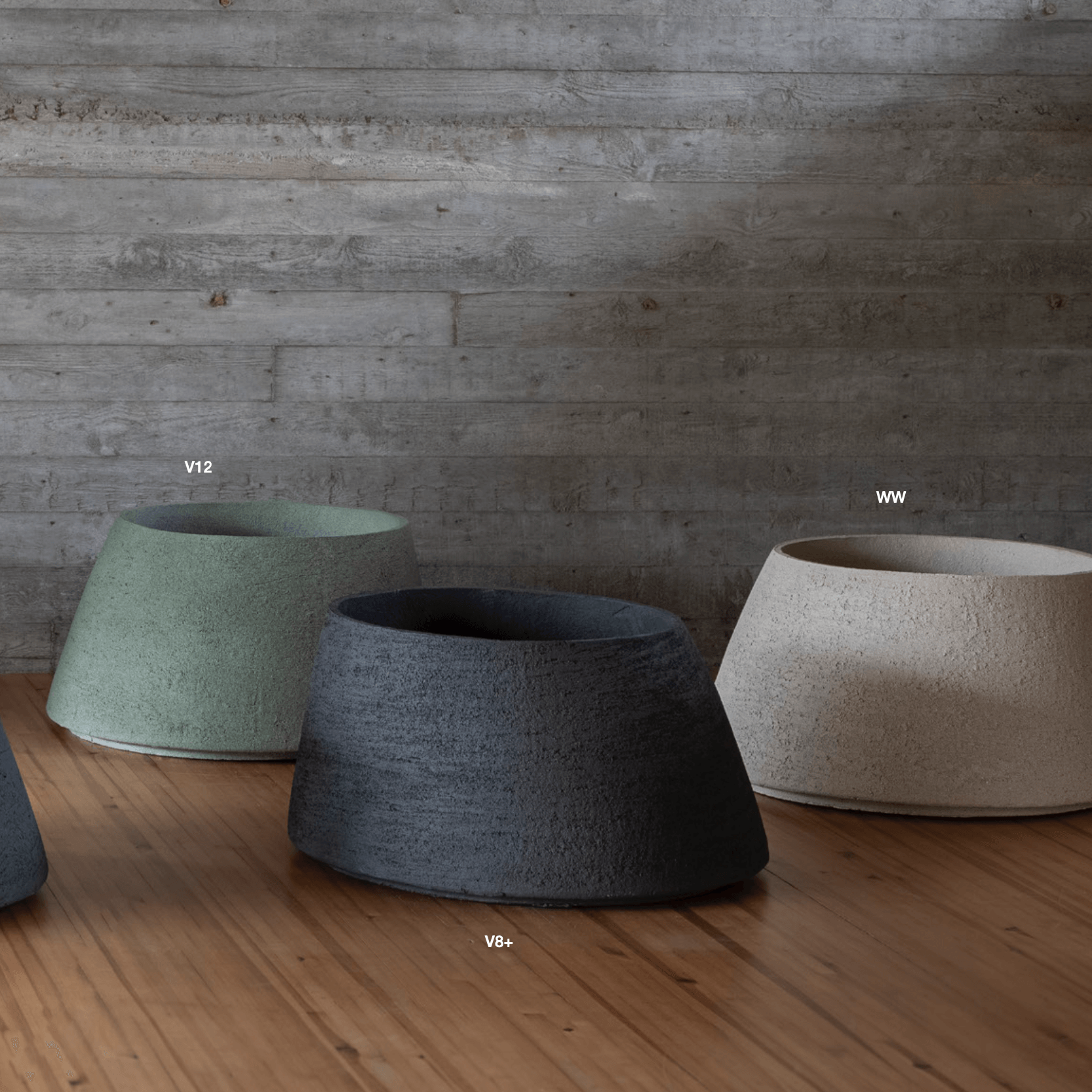 Dieses Pflanzgefäß ist wetterbeständig und eignet sich perfekt für den Einsatz im Freien, wie auf Terrassen oder in Gärten.