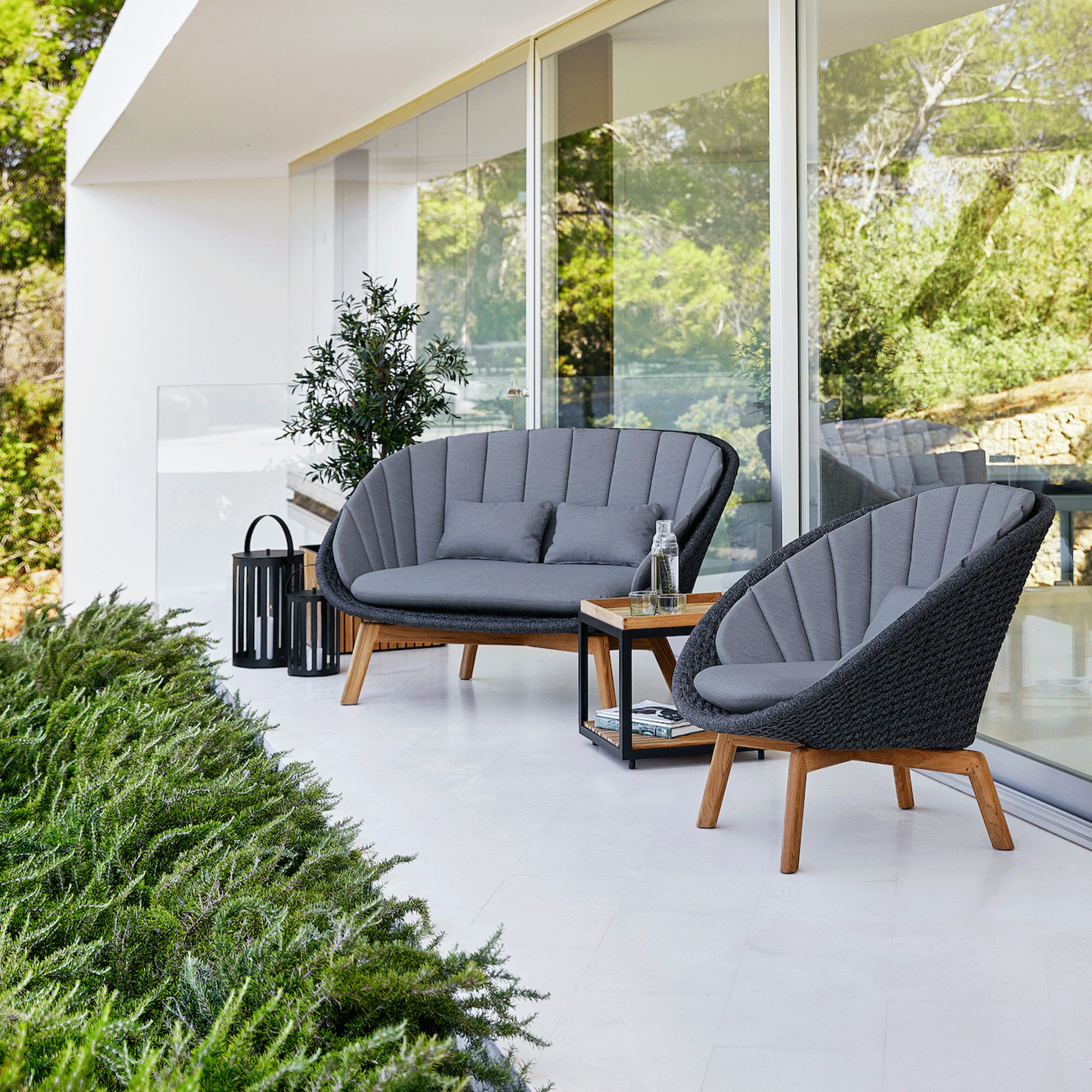 Von Cane-Line wird das exklusive Sofa mit edlem Geflecht und gemütlichen Auflagen in Grau angeboten, das ein modernes nordisches Design aufweist. Der Garten erfährt eine große Bereicherung mit diesem hochwertigen Gartenmöbel von Cane-Line in charmanter abgerundeter Form.