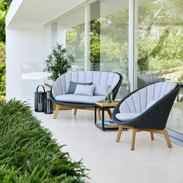 Das Cane-Line Sofa Peacook wird im edlem Geflecht und gemütlichen Auflagen in hell Grau angeboten. Die moderne Terrasse im nordischen Design erfährt eine große Bereicherung mit diesen hochwertigen Gartenmöbel in charmanter abgerundeter Form.