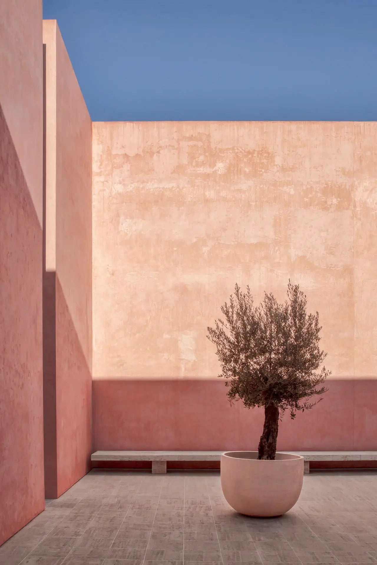 Großer Domani Texel Pot Ø120x87cm in Sand – eleganter Terrakotta-Topf für Garten, Rooftop oder Hotel-Lobby
