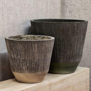 Albi von Domani bringt Ruhe, Tiefe und architektonische Präsenz in jeden Außenraum. Handgefertigter Ton, natürliche Farben, skulpturale Größe.
