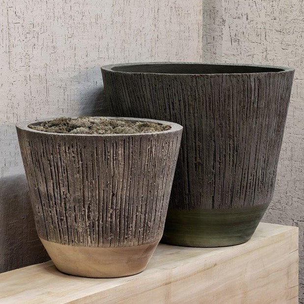 Albi von Domani bringt Ruhe, Tiefe und architektonische Präsenz in jeden Außenraum. Handgefertigter Ton, natürliche Farben, skulpturale Größe.
