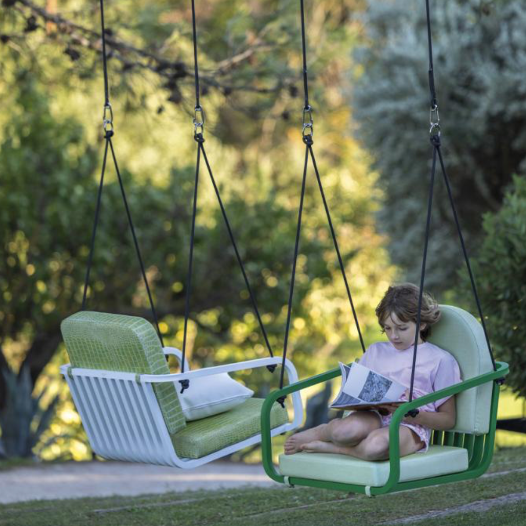 Das niedrige Sutra-Sessel ist in einer hängenden Version erhältlich, um einen Moment der Schwerelosigkeit zu genießen. Ein neuartiges Stück, das unter einem Baum oder einem Unterstand aufgehängt werden kann, um das Loslassen für eine improvisierte Pause zu experimentieren. Das Gestell der Schaukel besteht aus lackiertem Aluminium.