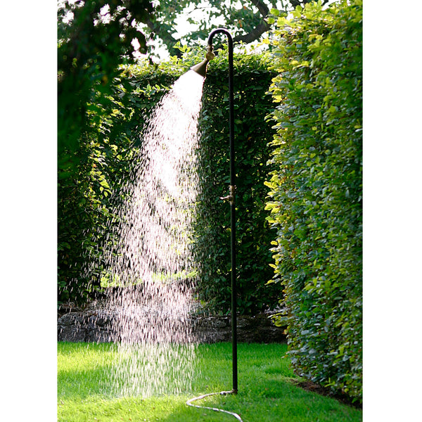 Field ist eine mobile Dusche für den Garten aus  einem Edelstahl Stab.