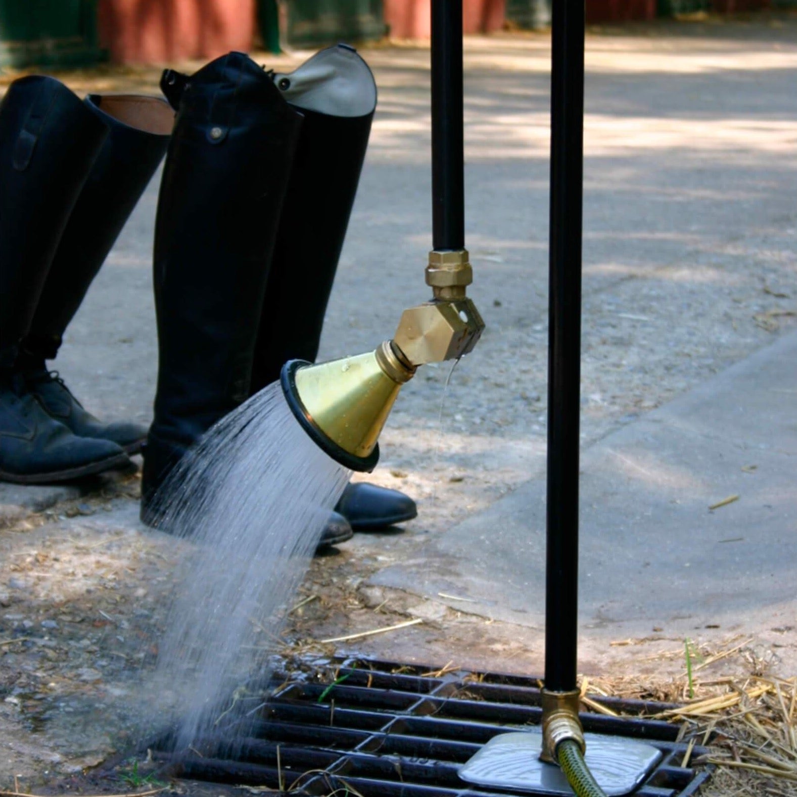 Mobile Campingdusche aus Messing und Edelstahlrohr.