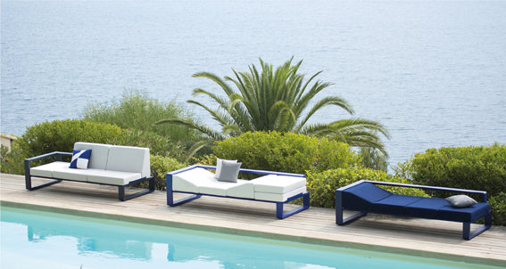 Ego Paris Lounge Dyvan Aluminium mit weißen und blauen Kissen