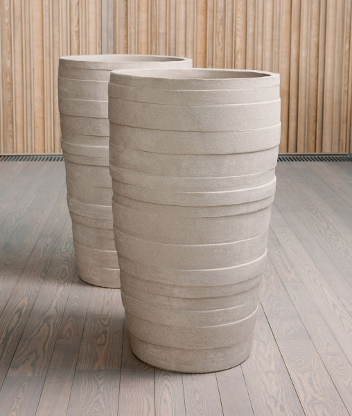 Das MF-Pflanzgefäß ist in drei Größen erhältlich – klein, mittel und groß – ideal für verschiedene Pflanzen und Gartenstile.