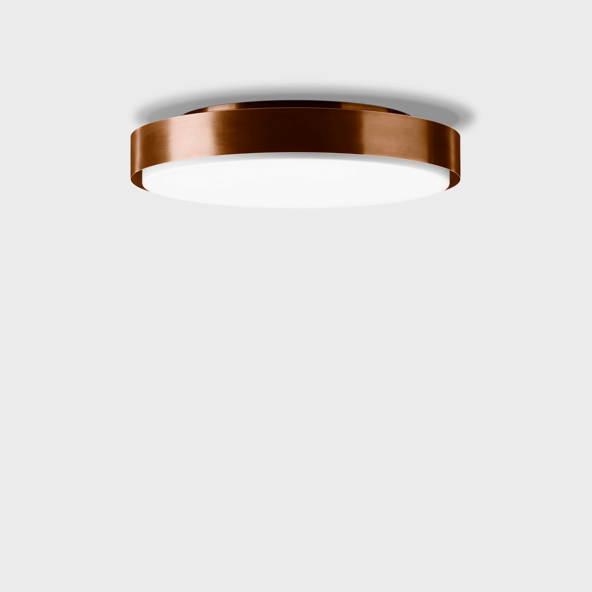 Exklusive Wand und Deckenleuchte mit einem matten Opalglas und einem Kupfernem Ring versehen. Diese Outdoor LED Lampe hat 32Watt und 2520lm mit einem warmem Licht.