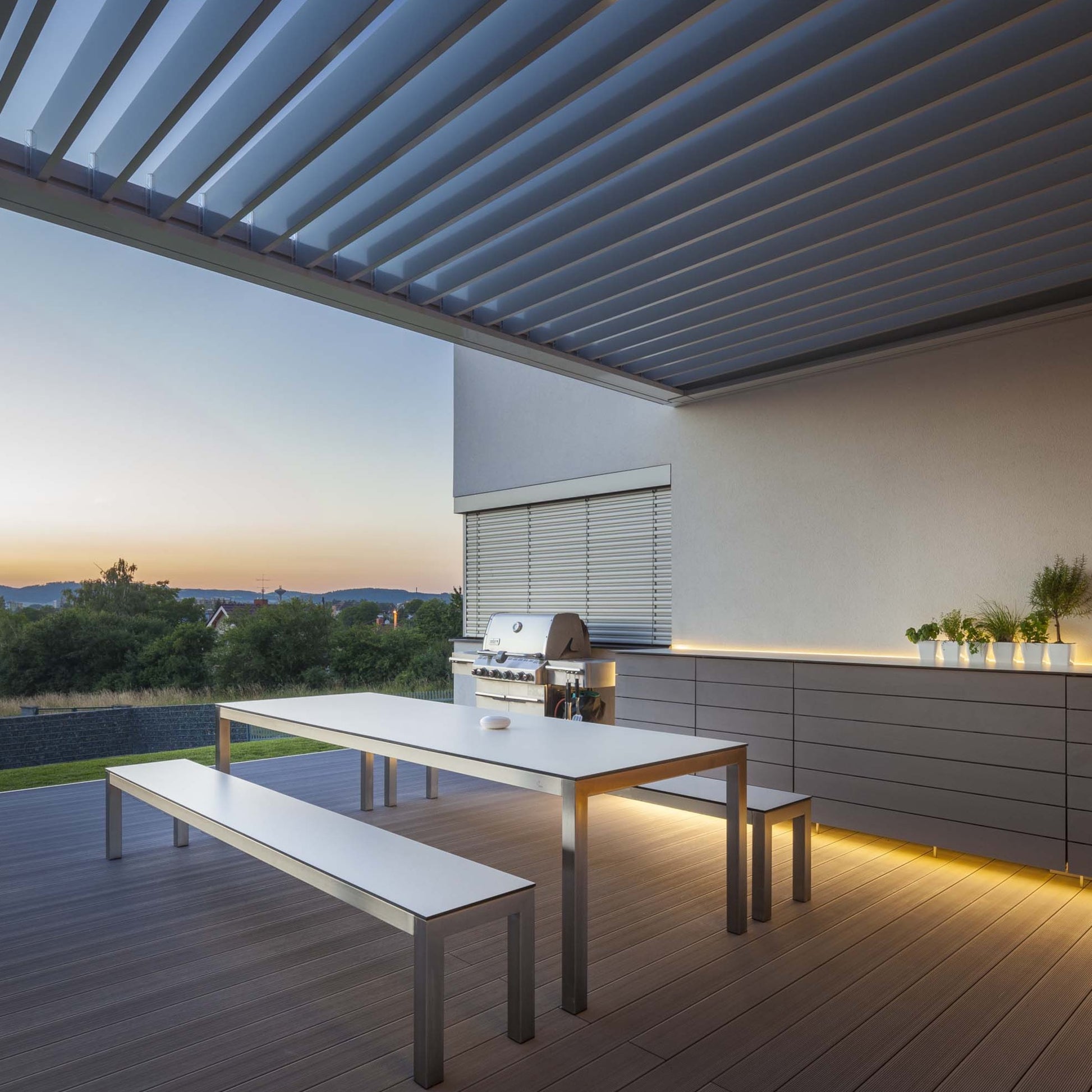 Todus ist ein wunderschöner Esstisch, den Sie im Garten, auf der Terrasse oder im Freien genießen können. Abmessung: 200×100×74cm, 280×100×74cm. Struktur: Edelstahl oder pulverbeschichtetes Aluminium. Todus bietet Ihnen unendliche Möglichkeiten für einzigartige Erlebnisse mit Freunden und Familie.