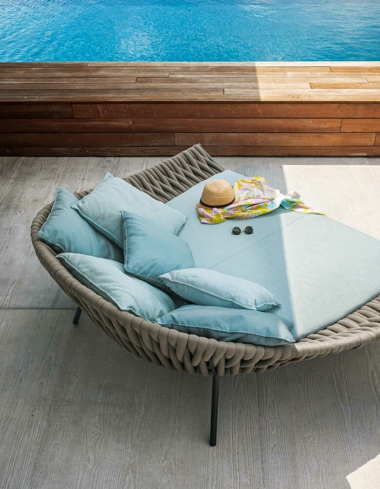 Roda Arena daybed mit Kissen in Ton