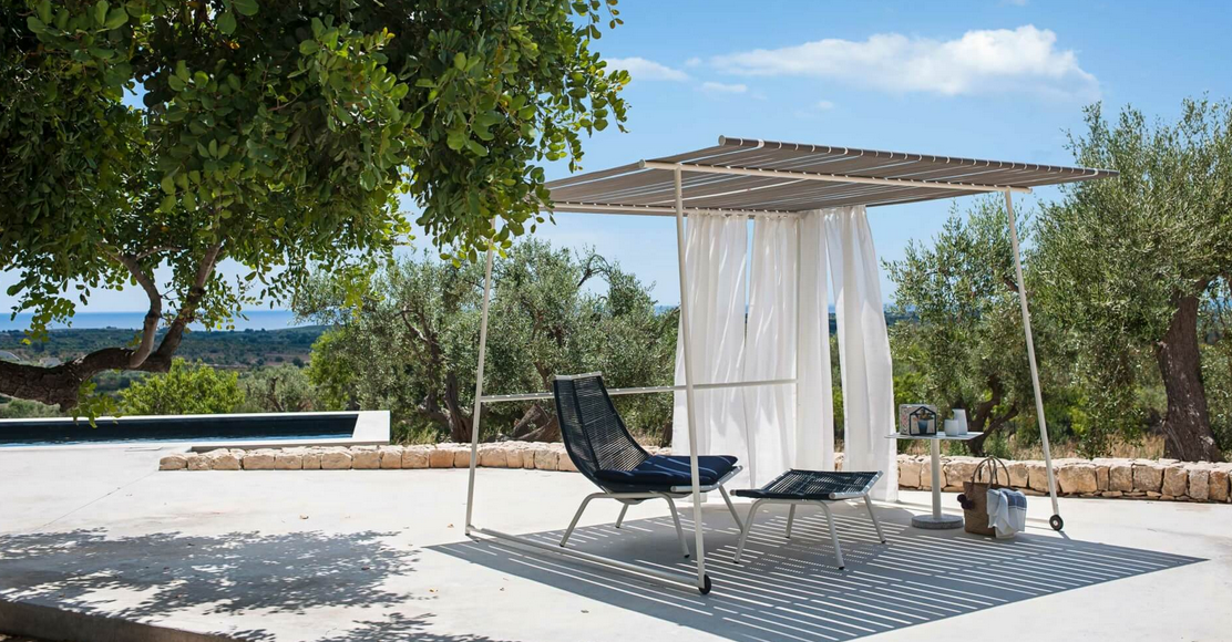 Roda Ombrina Pavillon milk + weiße Vorhänge