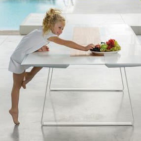 Ego Paris Esstisch Extrados 180 in weiß mit holzfarbenen Tischläufer