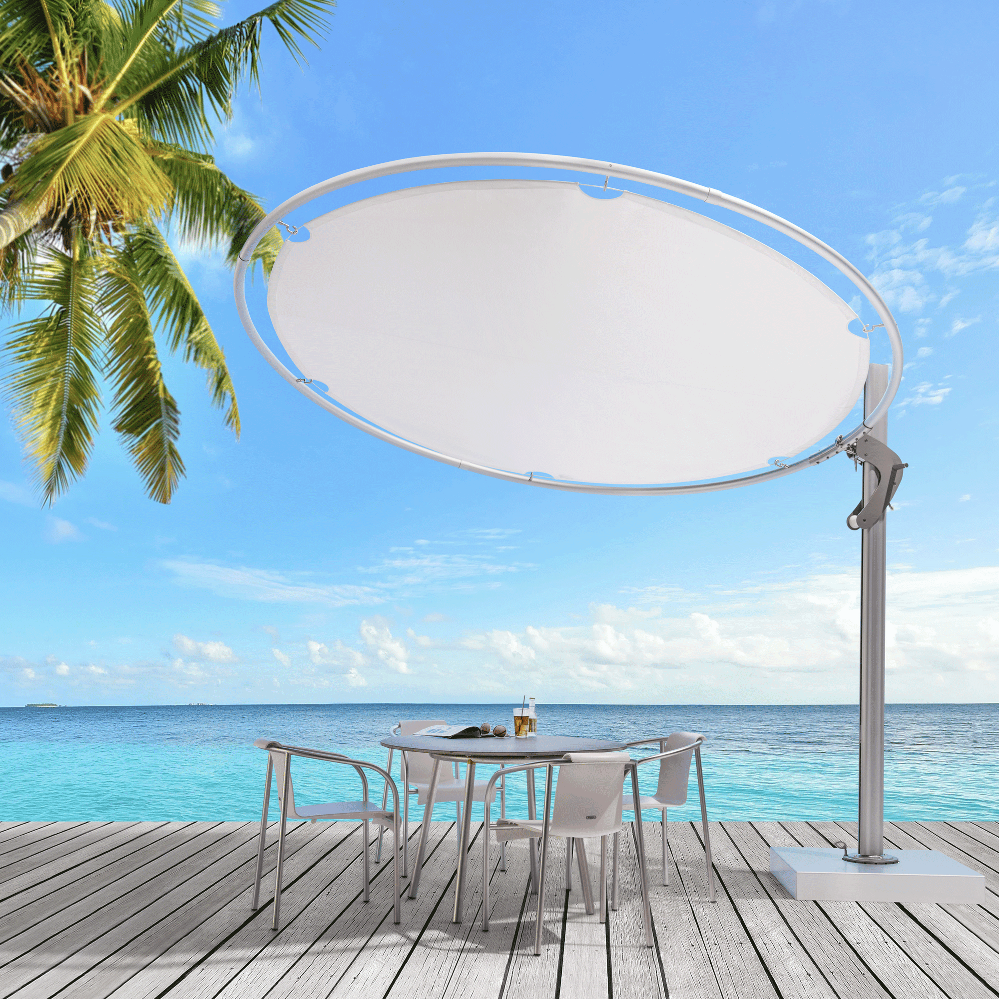 Umbrosa Sonnenschirm Eclipsum in weiss am Strand in der Karibik auf einer Teakholz Terrasse mit einem Bistrotisch und 4 weißen Stühlen.