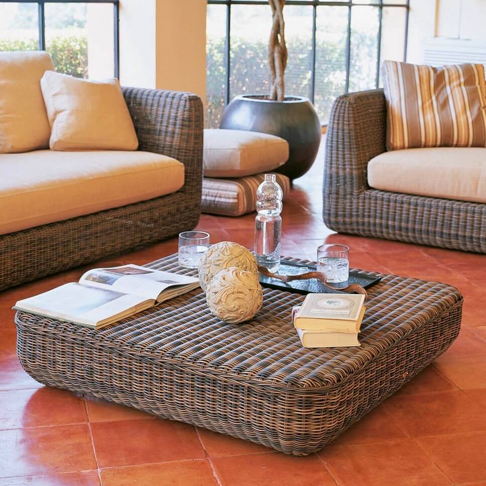 Unopiu Agora Lounge Kaffee Tisch in einem schönen Wohnzimmer mit 2 Agora Sofas.