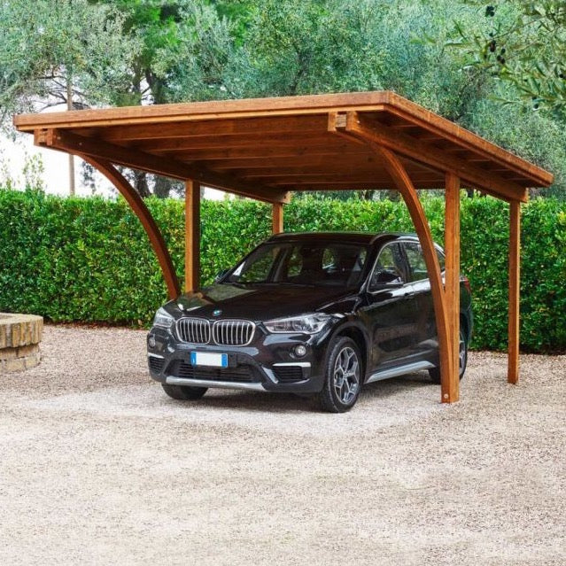 Dieser Carport aus Kiefernholz hat grüne Dachbahnen und schützt Ihr Fahrzeug zuverlässig vor Witterungseinflüssen. Er ist stabil, langlebig und passt sich elegant jeder Umgebung an.