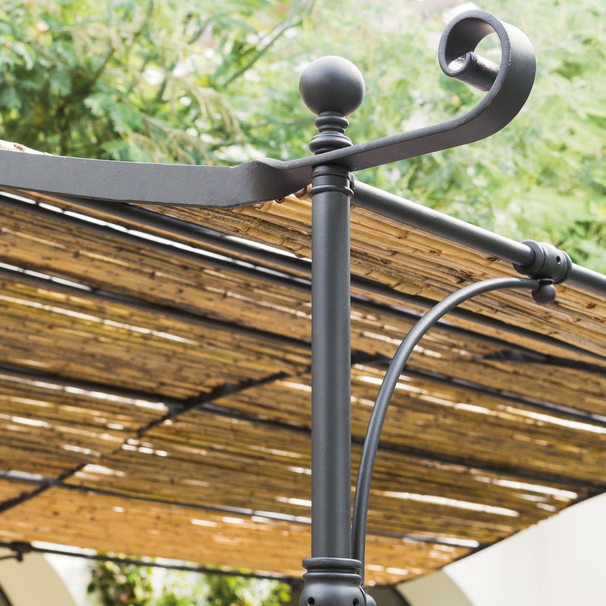 The Unopiu bamboo mat set for curved free-standing pergola Solaire is the perfect solution to protect your terrace or garden from the sun and prying eyes. The set consists of high-quality bamboo rods with variable cutting diameter from 1 cm to about 2 cm, which are connected with stainless steel wire. This not only ensures high stability, but also a long service life of the product.