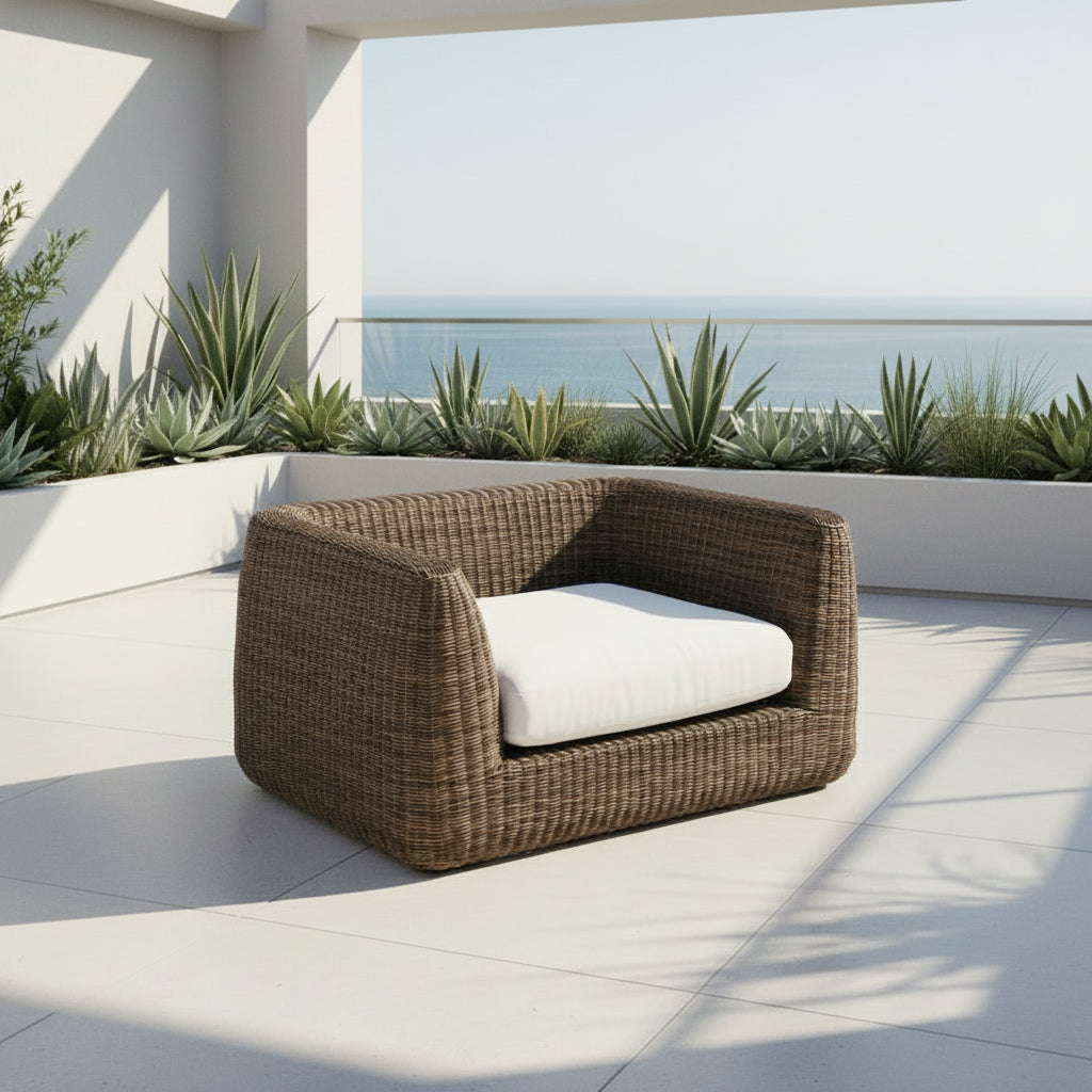 Agorà Outdoor Loungesessel von Unopiù in Tropical Brown, seitliche Perspektive auf Terrasse