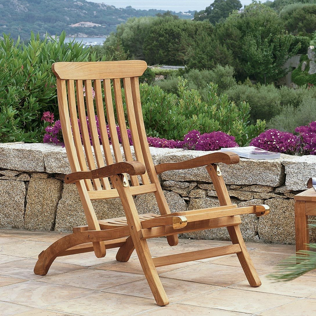 Chaiselongue auf Terrasse genutzt