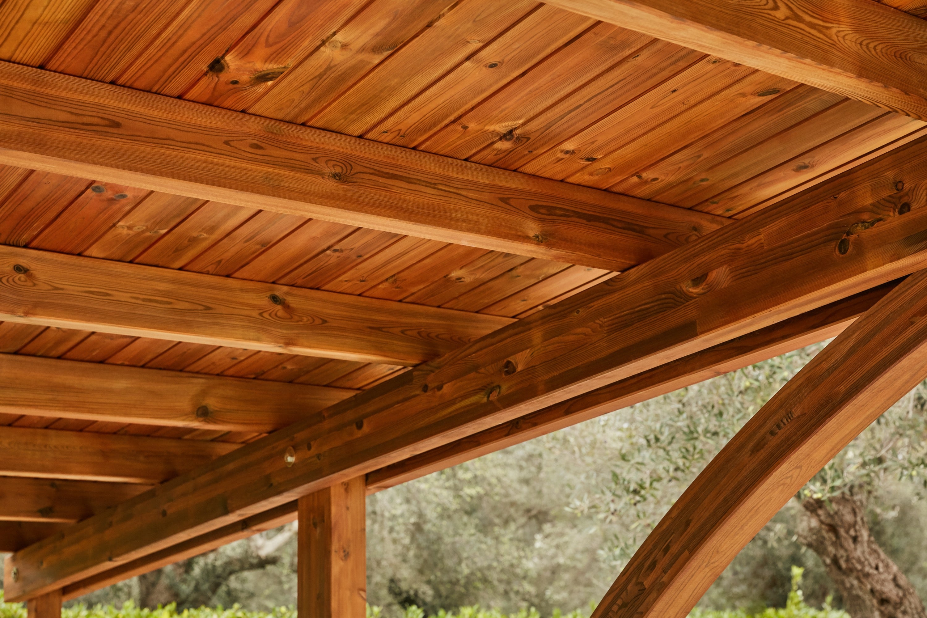 Das Covercar Doppelcarport ist aus imprägniertem Kiefernholz gefertigt, was es besonders langlebig macht. Es kann in der Farbe Kiefer oder Weiß bestellt werden und ist eine stilvolle Ergänzung für jeden Außenbereich.