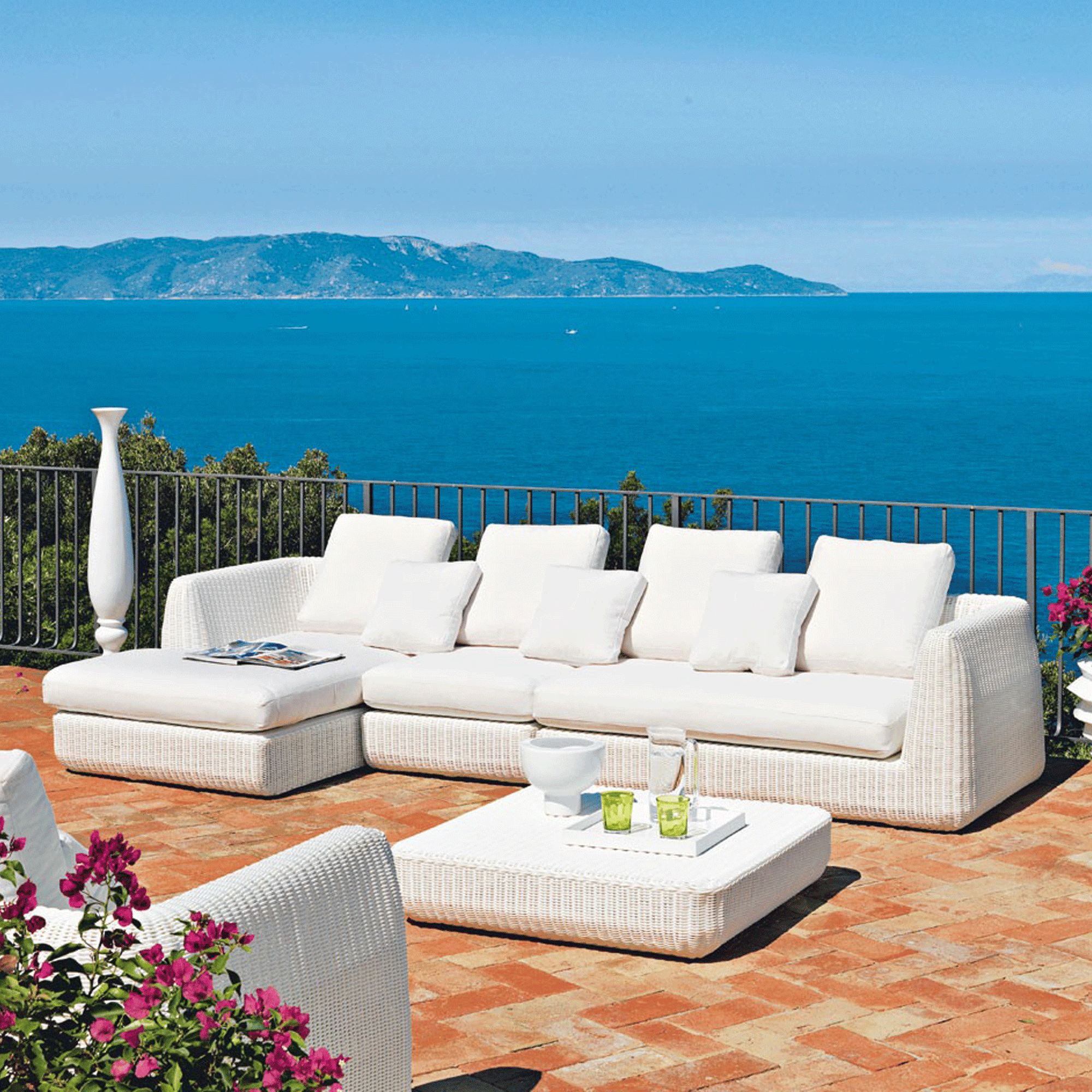 Unopiu Agora Lounge in weiß auf einer Terrasse mit Blich auf das Meer.