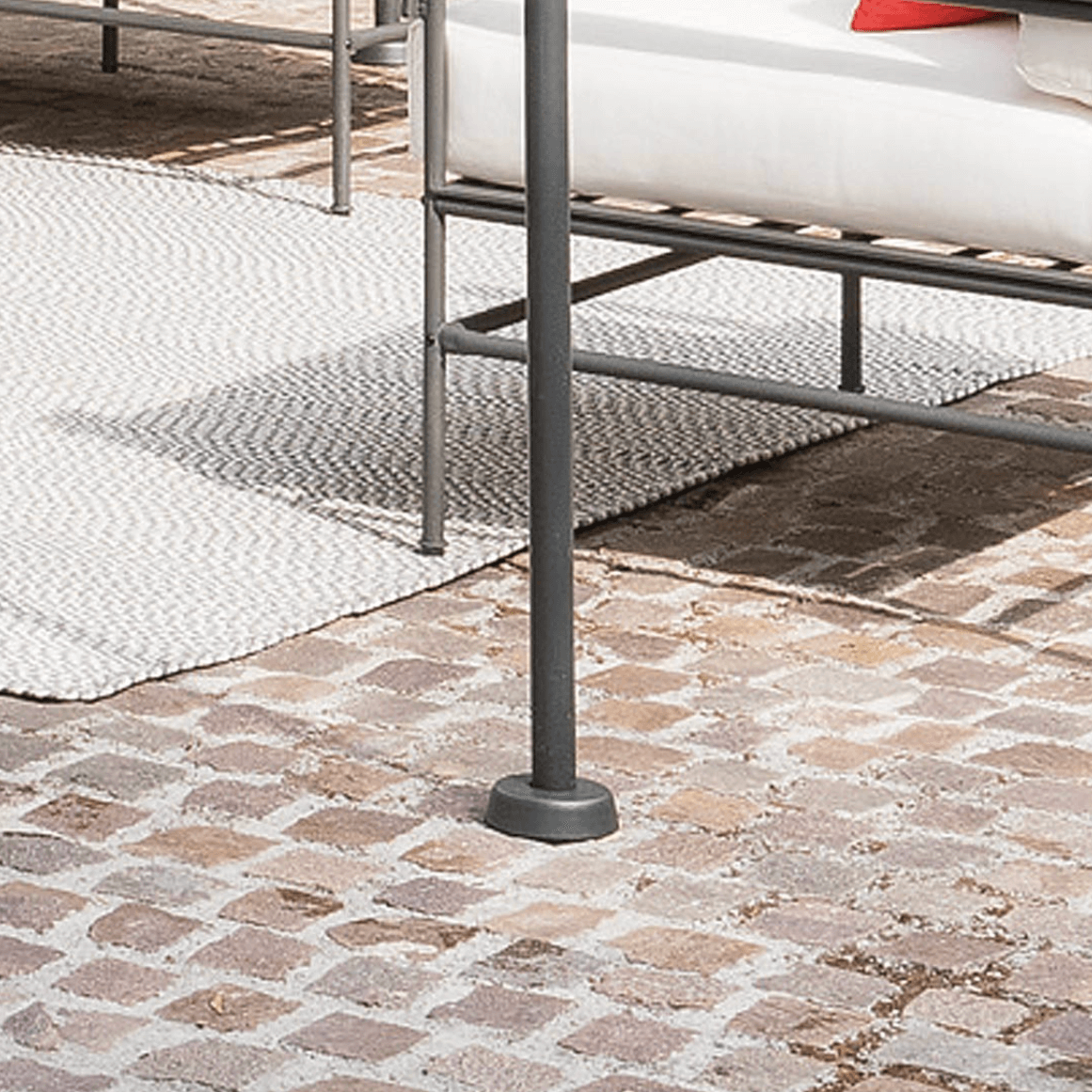 Mit dieser Befestigungsscheibe können Sie den Pfosten Ihrer Unopiu Anbaupergola Solaire fest am Boden befestigen. Sie ist graphitgrau und wird mit drei passenden Spreizdübeln geliefert.