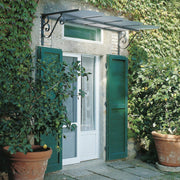 Das Unopiu Vordach Dafne besteht aus verzinktem Eisen und ist grafitgrau pulverbeschichtet. Es schützt durch eine Abdeckung aus strukturiertem Polycarbonat zuverlässig vor Regen und Schnee.