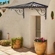 Das Unopiu Vordach Dafne Esdra ist ein elegantes und robustes Vordach aus verzinktem Eisen. Es schützt Ihren Eingang zuverlässig vor Regen und Schnee.