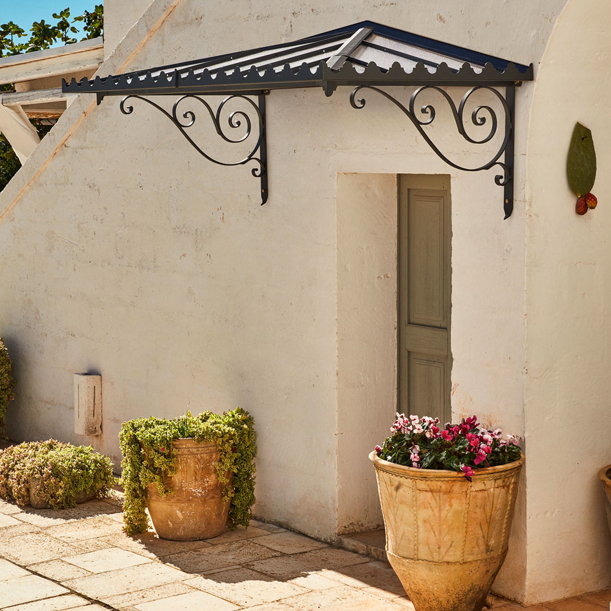 Das Unopiu Vordach Dafne Esdra ist ein elegantes und robustes Vordach aus verzinktem Eisen. Es schützt Ihren Eingang zuverlässig vor Regen und Schnee.