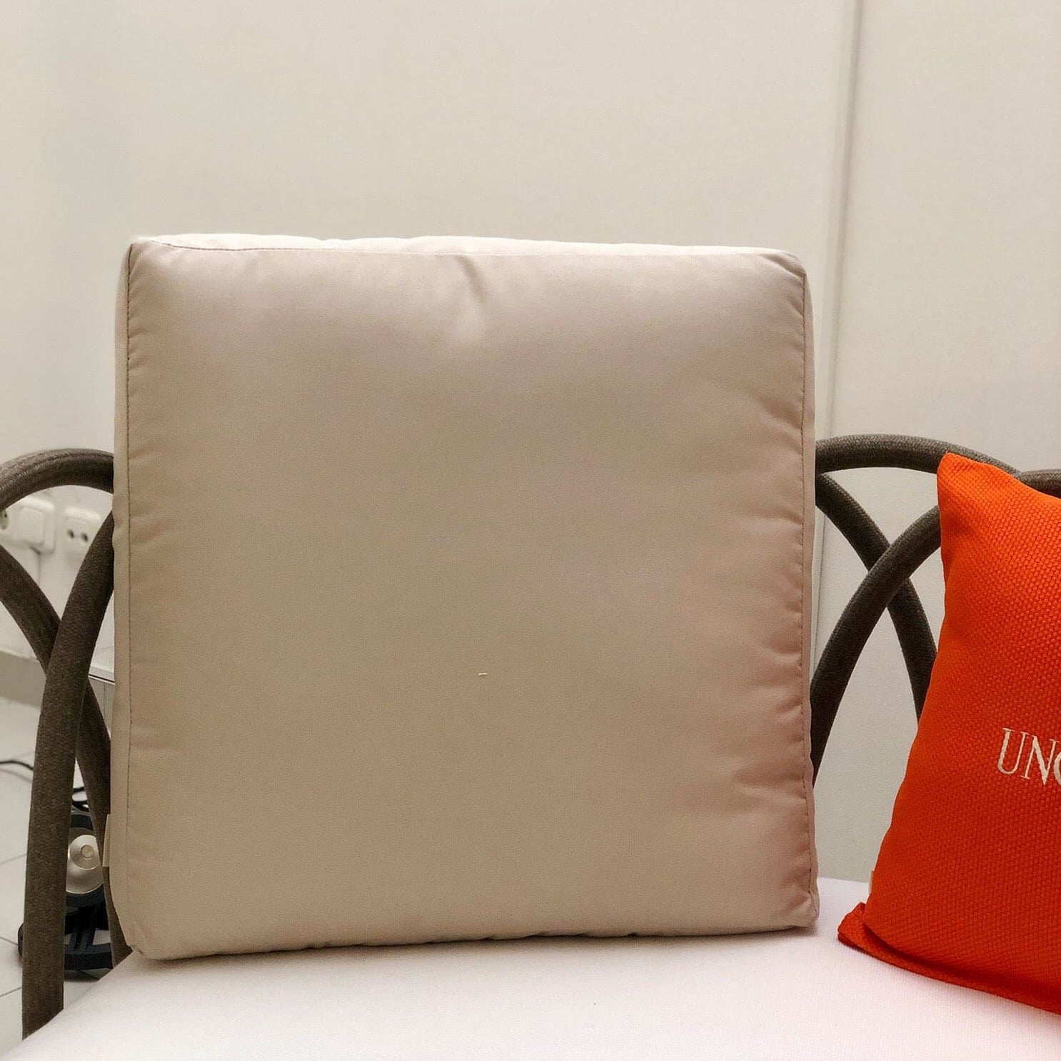 Unopiu Rückenkissen in Beige 55x55x12cm. Pflege: Maschienenwäsche bei 30°C.