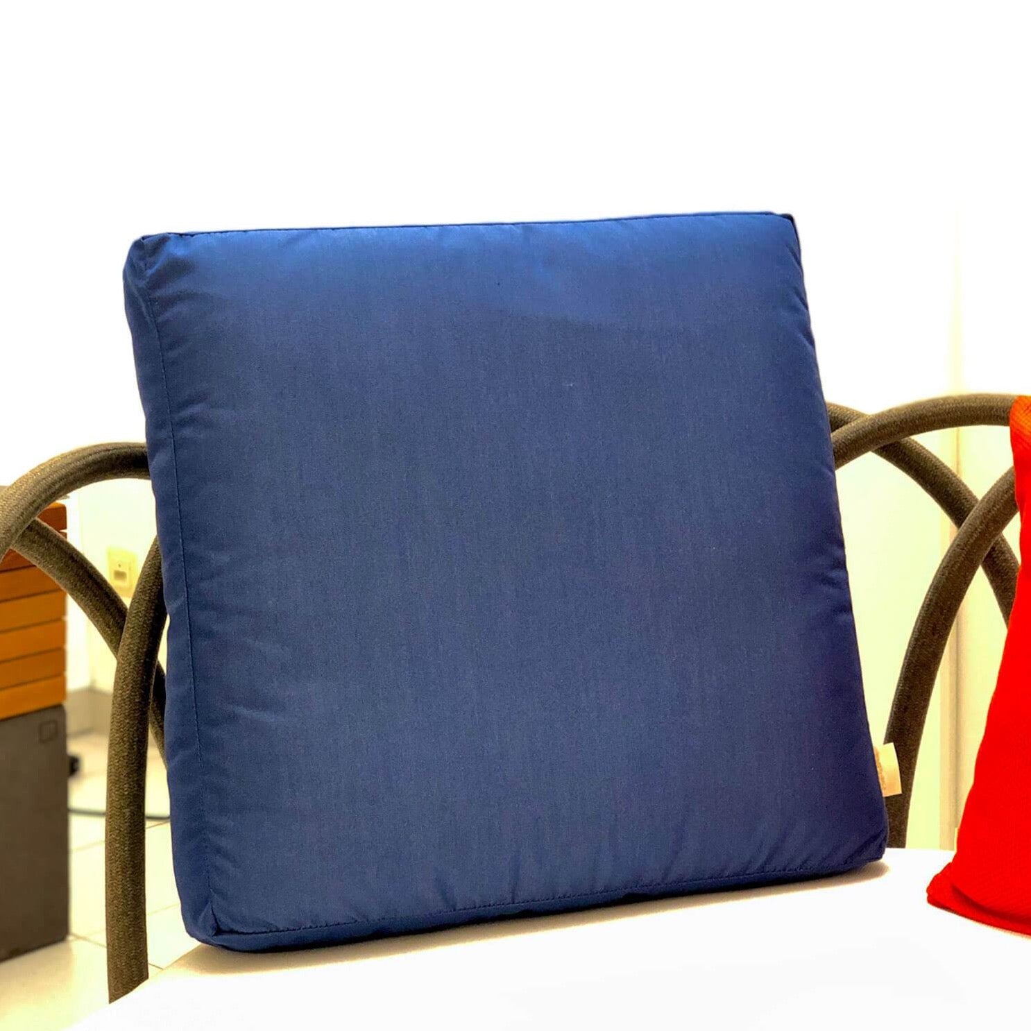 Unopiu Rückenkissen aus der Color Collection in Blau. 55x55x12cm.