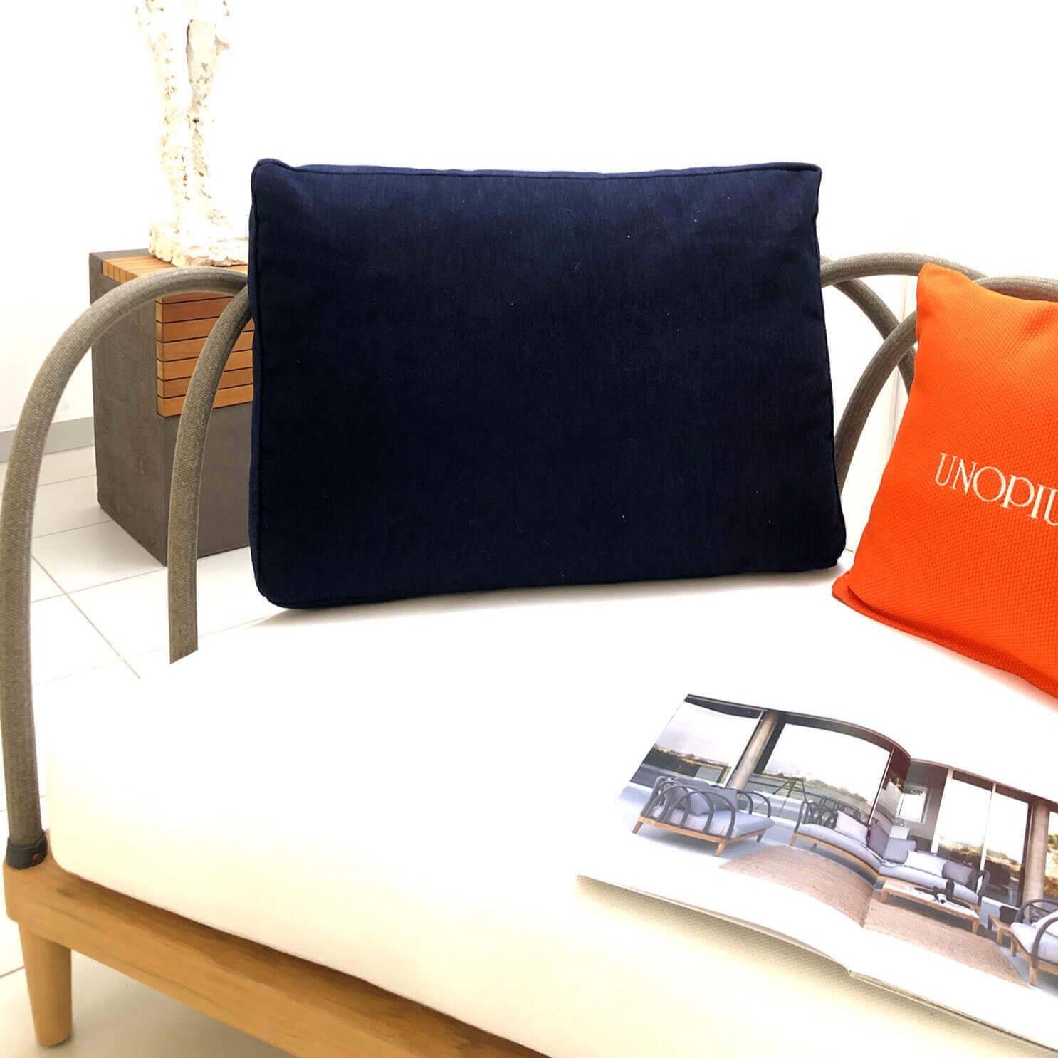 Unopiu wasserabweisendes Rückenkissen 70x50x12cm in blau.