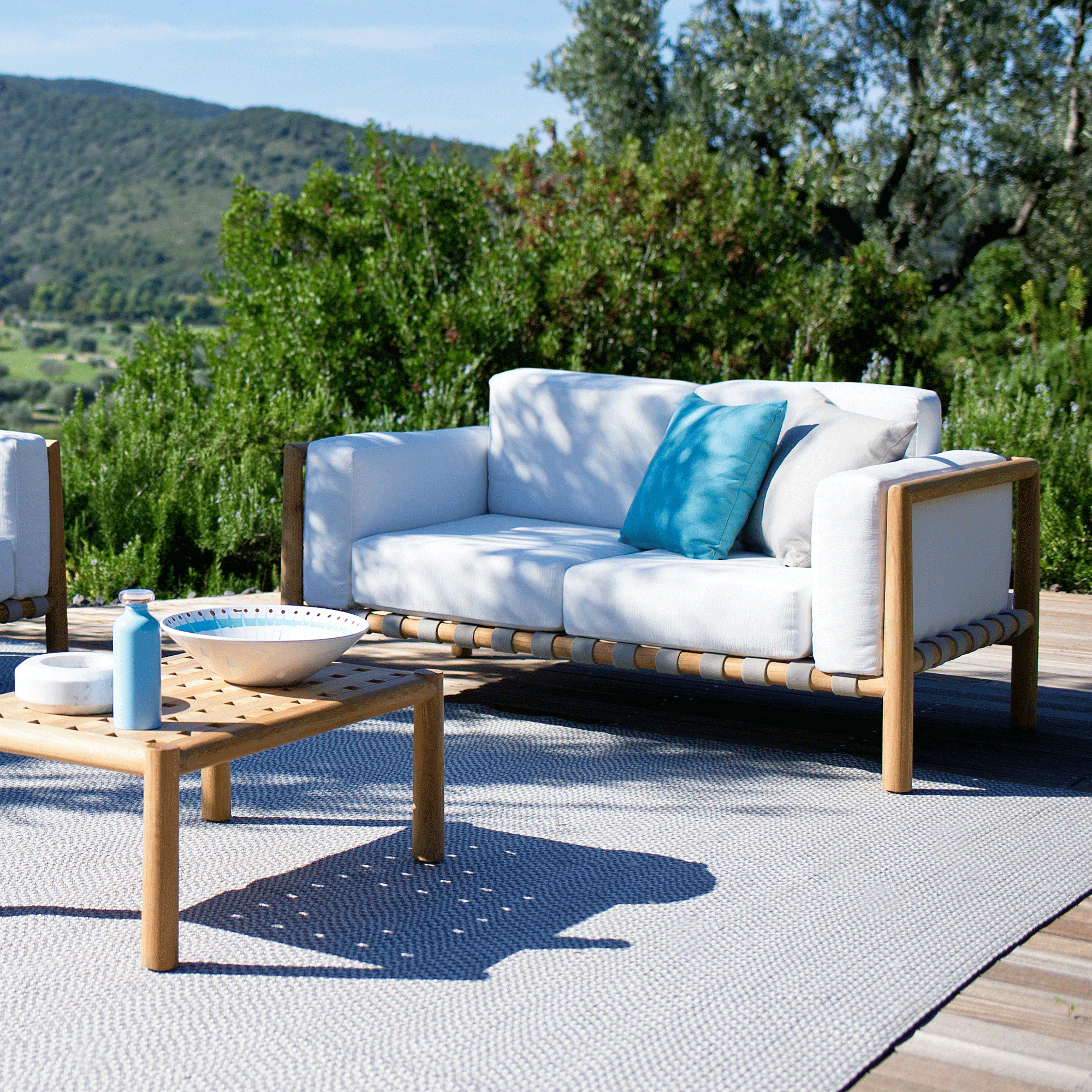Das gut aussehende Unopiu Pevero Sofa ist für den Garten perfekt geeignet und stellt die passende Sitzgelegenheit als elegantes Outdoor Möbel dar.