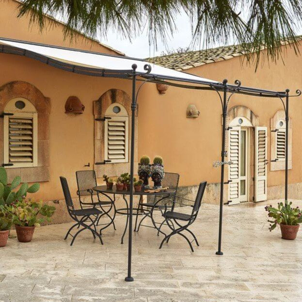 Unsere Ersatzplane für die Anbaupergola Solaire von Unopiu ist aus einem robusten Materialmix gefertigt, der 39% Polyester und 61% PVC enthält. Diese Plane ist wasserdicht und in den Farben Weiß und Beige erhältlich. Sie schützt Ihre Pergola vor Wettereinflüssen und wird mit allen erforderlichen Befestigungselementen geliefert.