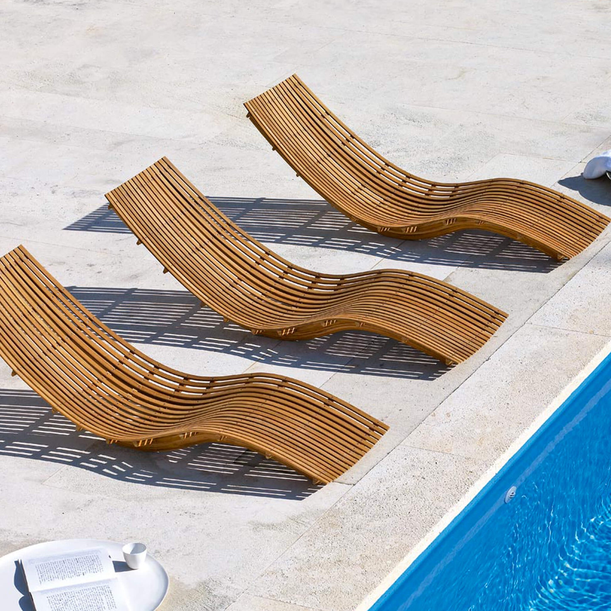 Unopiu Sonnenliegen Swing aus Teakholz am Pool