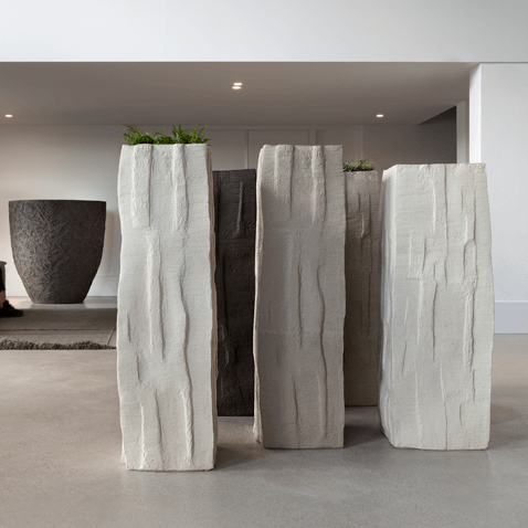 Dieses schlanke, frostbeständige Terrakotta-Gefäß aus Belgien besticht durch seine Handarbeit und sein zeitloses Design. Es ist in verschiedenen Farben verfügbar.