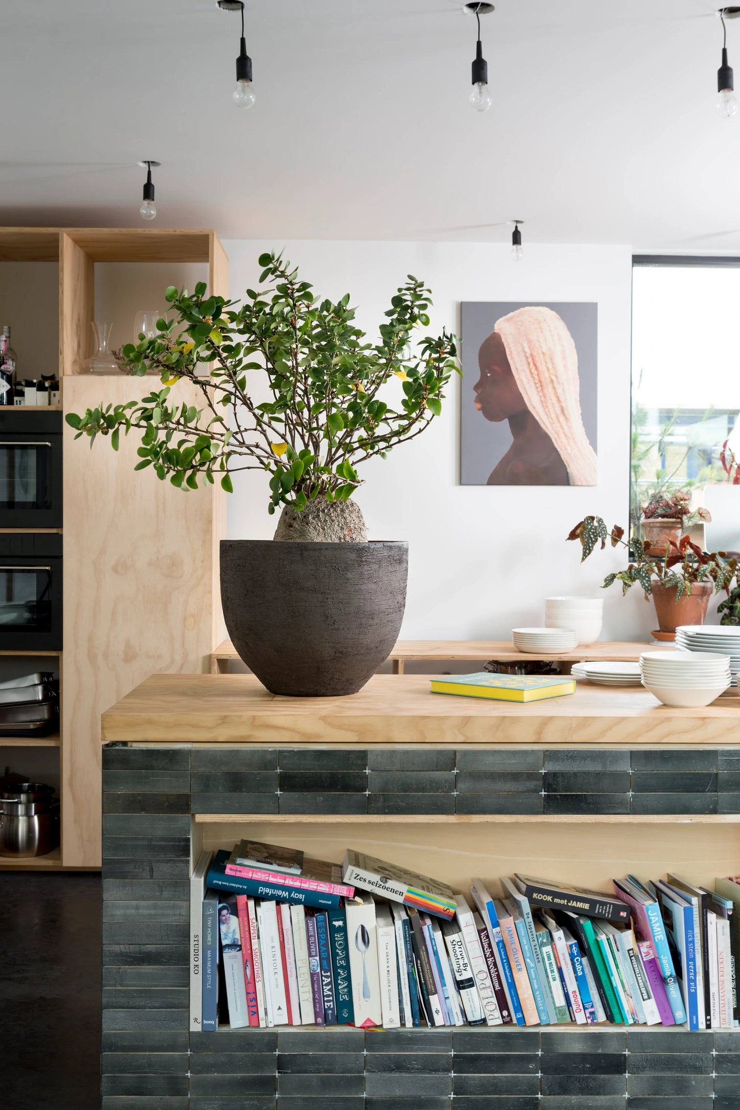 U Keramik Pflanzgefäß als Solitär in einem hochwertigen Gartenkonzept