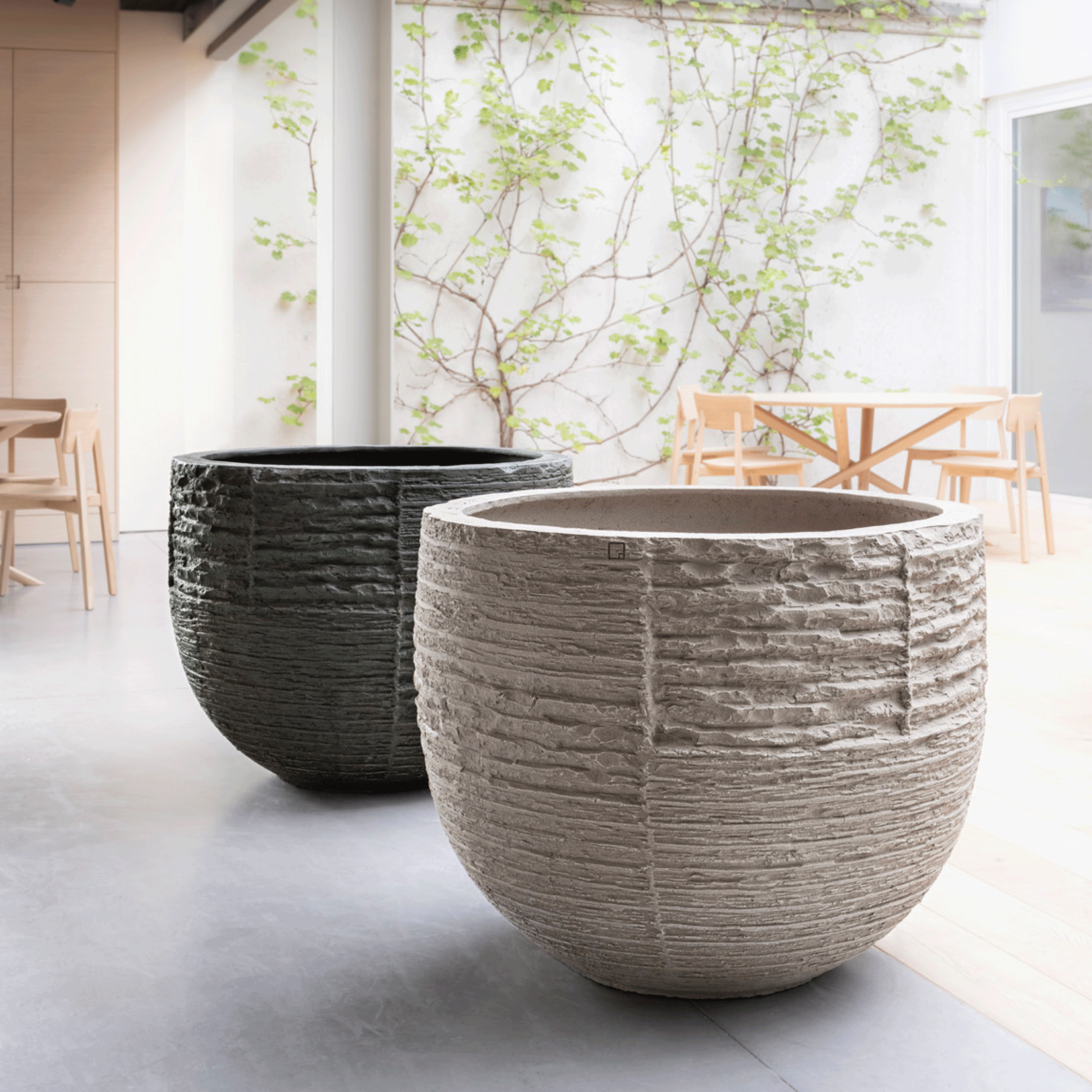 Atelier Vierkant UQ100 Pflanzgefäß aus frostfester Terrakotta in klassischer Form, handgefertigt für Garten und Terrasse