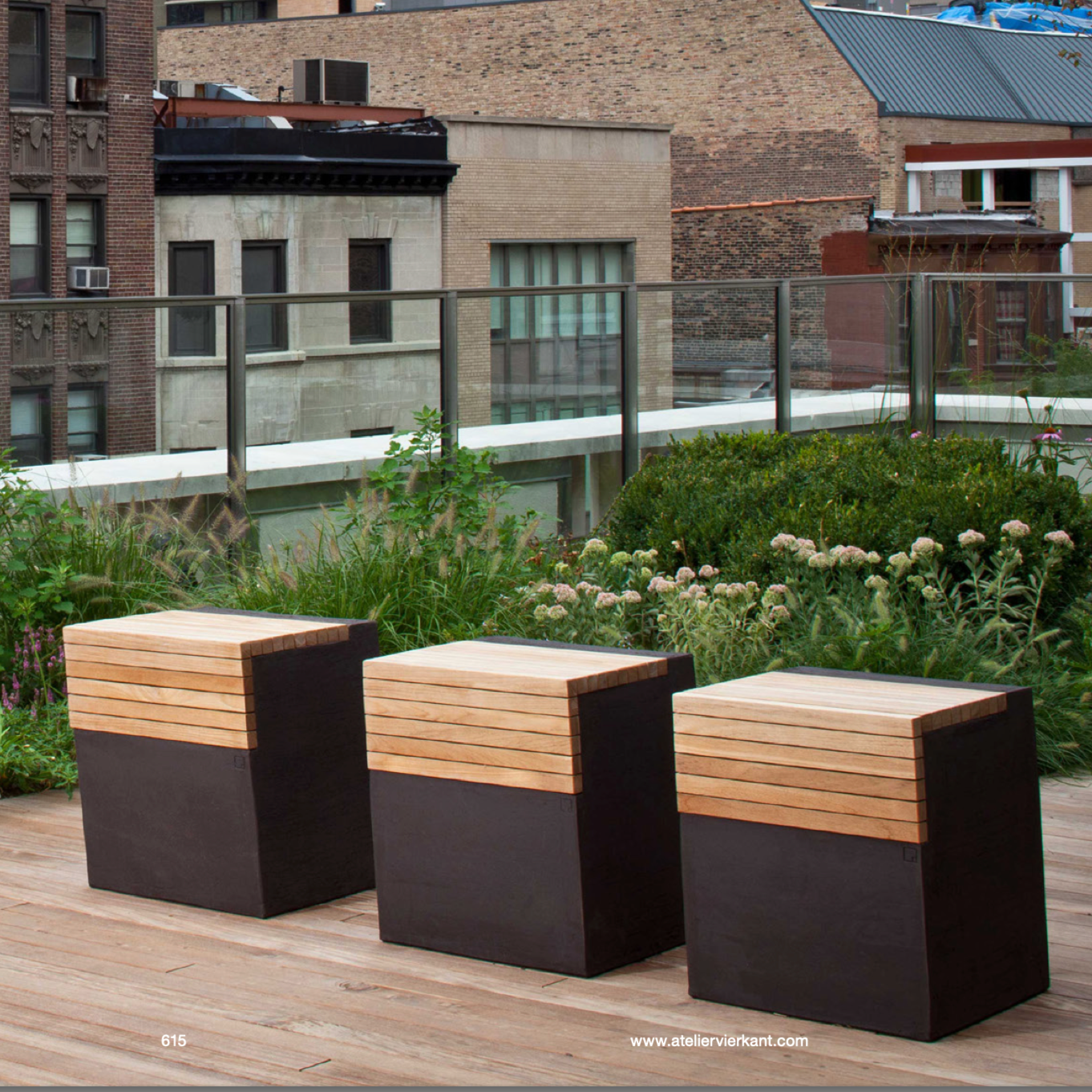 Organisch geformter Sitzstein ZS aus frostfester Keramik in Schwarz