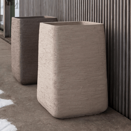 Dieses exklusive Pflanzgefäß ist 90 cm hoch, 55 cm breit und 60 cm tief. Es bietet Platz für große Pflanzen oder vielseitige Arrangements.