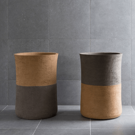 Das Modell CLO von Atelier Vierkant wird aus hochwertigem Terrakotta hergestellt. Es ist frostfest und kann ganzjährig draußen verwendet werden. Die unifarbenen Optionen umfassen Farben wie Extra Weiß, Weiß, Rot und Schwarz. Es sind auch Bicolor-Kombinationen möglich.