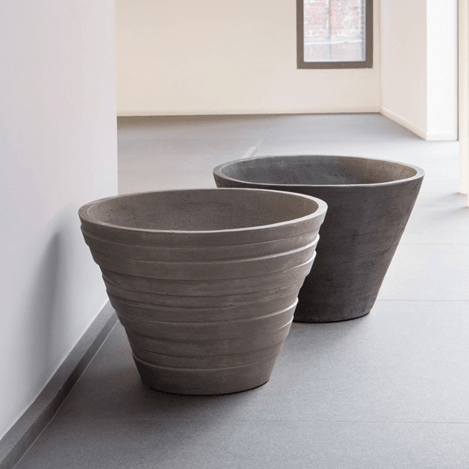 Das Atelier Vierkant HVF Pflanzgefäß vereint handgefertigte Exzellenz mit moderner Eleganz. Hergestellt aus hochwertigem Terrakotta, überzeugt es mit einer robusten und frostbeständigen Struktur, die ganzjährig im Freien verwendet werden kann. Die schlichte, profilierte Oberfläche ist nicht nur ein Blickfang, sondern verleiht Ihrer Terrasse eine exklusive Note. Mit einem Durchmesser von 78 cm und einer Höhe von 53 cm bietet dieses Gefäß genug Platz für Ihre Pflanzen, um sich optimal zu entfalten. Wählen Sie