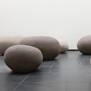 Atelier Vierkant KR Sitzstein aus frostfester Keramik als skulpturales Sitzobjekt im Garten