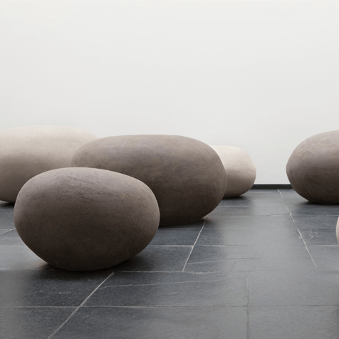 Atelier Vierkant KR Sitzstein aus frostfester Keramik als skulpturales Sitzobjekt im Garten