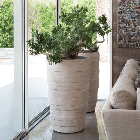 Verwandeln Sie Ihren Garten mit dem stilvollen MF-Pflanzgefäß von Atelier Vierkant. Jedes Gefäß wird in aufwendiger Handarbeit aus Terrakotta gefertigt und ist durch seine strukturierte Oberfläche ein echter Hingucker. Das frostfeste Material sorgt dafür, dass das Gefäß jeder Jahreszeit standhält. Ob als Solitär oder in Kombination – wählen Sie zwischen den Größen MF60, MF100 und MF140 und schaffen Sie Ihre persönliche Wohlfühloase.