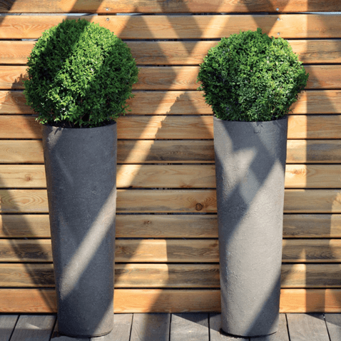 Das Pflanzgefäß MHR ist aus hochwertigem Terrakotta gefertigt, was ihm eine natürliche, erdige Textur verleiht.