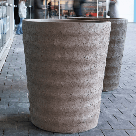 Pflanzgefäß Beschreibung: Runde Form, matte Oberfläche, handgefertigt aus Terrakotta.
Größenbeschreibung: Erhältlich in drei Größen für verschiedene Pflanzenarten.
Frostbeständigkeit: Eignet sich auch für den Einsatz im Winter.
Handwerkskunst: Ein Unikat aus Belgien, jedes Stück ist einzigartig.