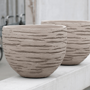 Atelier Vierkant Pflanzgefäß UG: Ein handgefertigtes Gefäß aus Belgien, perfekt für Gärten und Terrassen. Frostbeständig und langlebig – das UG Pflanzgefäß bietet nicht nur Stil, sondern auch hohe Funktionalität.