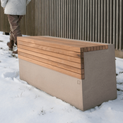 Diese Terrakotta-Sitzbank misst 100 cm in der Breite, 45 cm in der Tiefe und ist 45 cm hoch. Sie wiegt 90 kg.