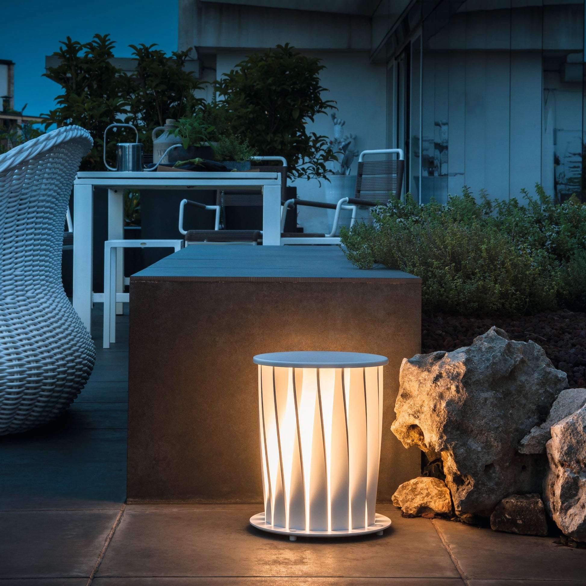 The modern, sophisticated design of the shape comes to the fore when the light is switched on, as it delicately traverses the structure, transforming the environment into a warm, evocative landscape, full of shadows with delicate geometries.