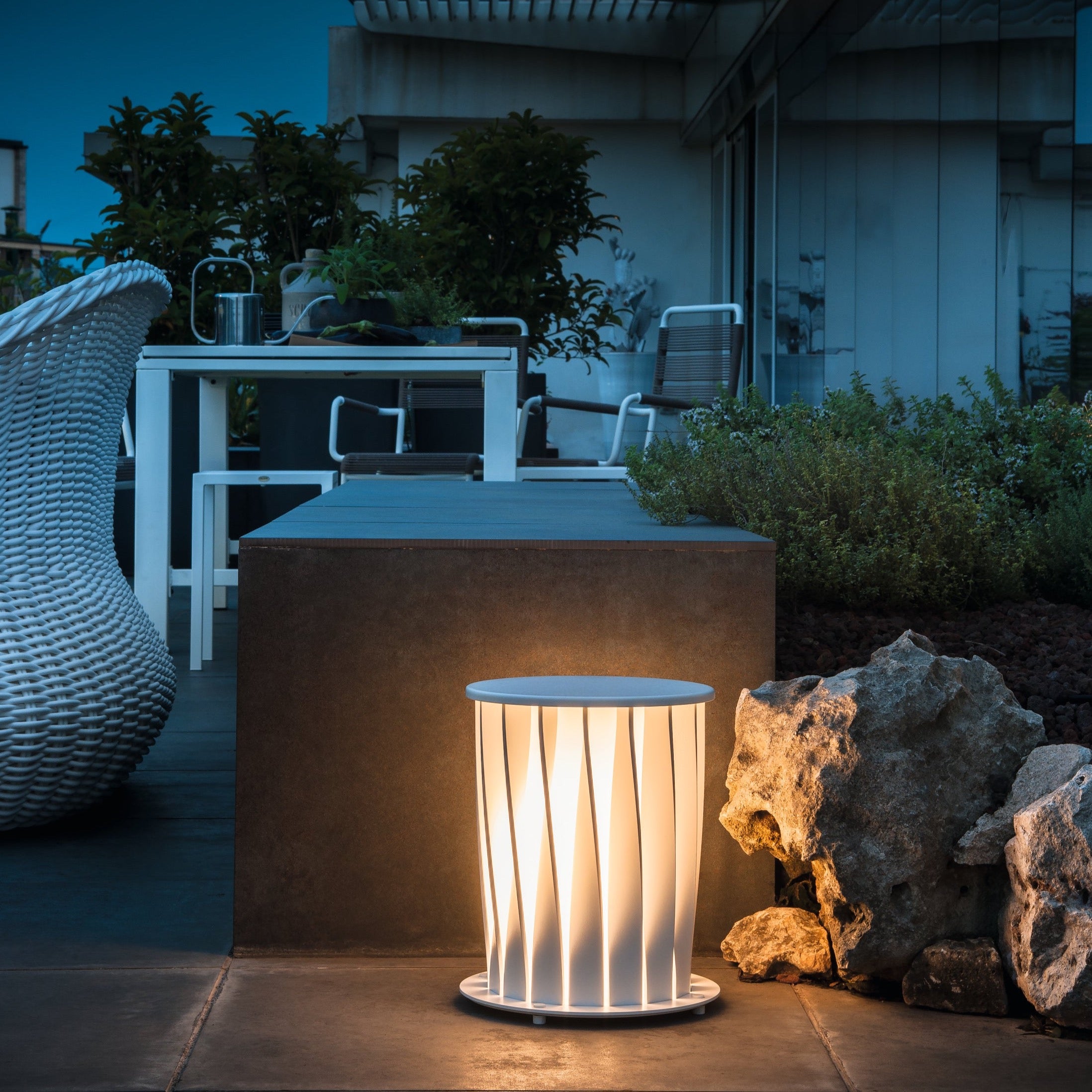 Das moderne und raffinierte Design der Form tritt in den Vordergrund, wenn das Licht eingeschaltet wird, das die Struktur sanft durchquert und die Umgebung in eine warme, stimmungsvolle Landschaft voller Schatten mit zarten Geometrien verwandelt.